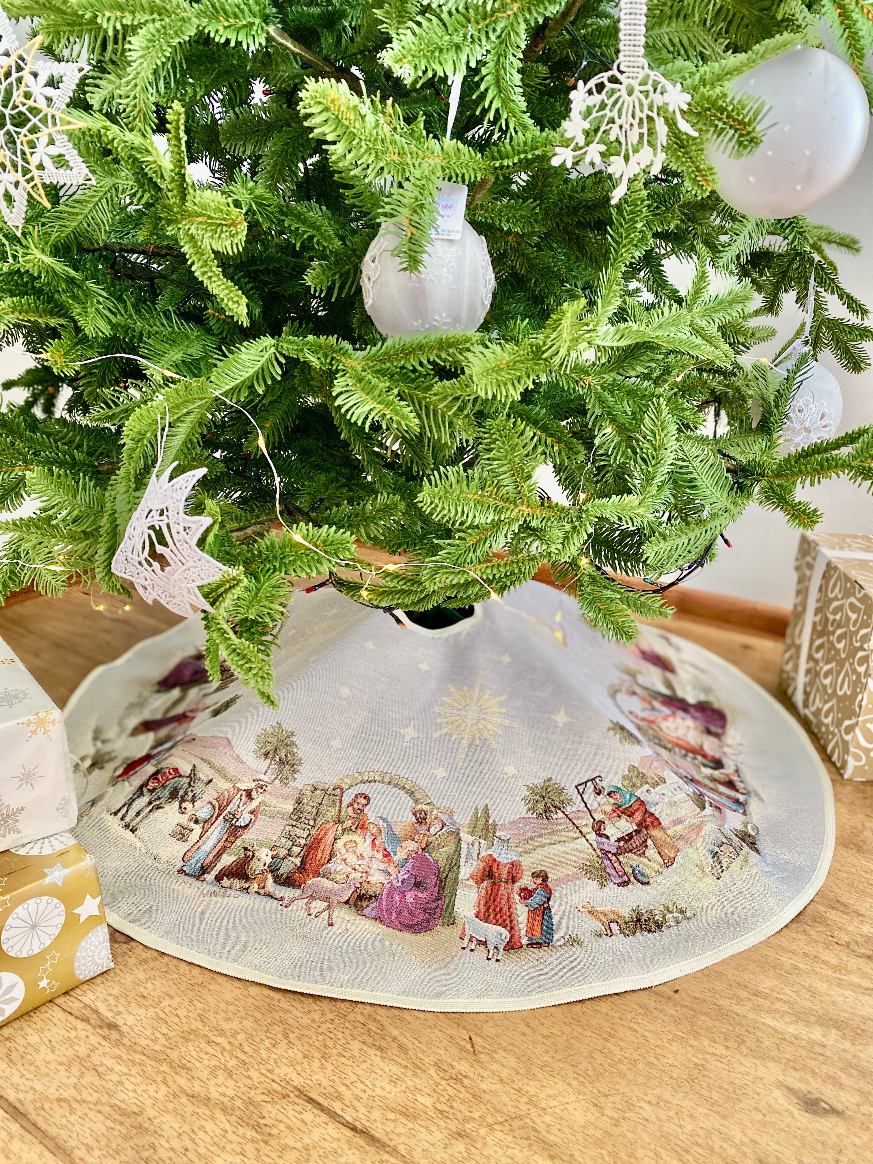 Copripiede Albero Decoro Presepe diametro 90 cm con scene natività per base albero di Natale - DeMatteis.it