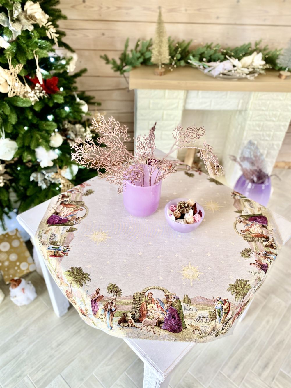 Tovaglia Decoro Presepe 137 x 137 cm per tavolo natalizio con scene della Natività - DeMatteis.it