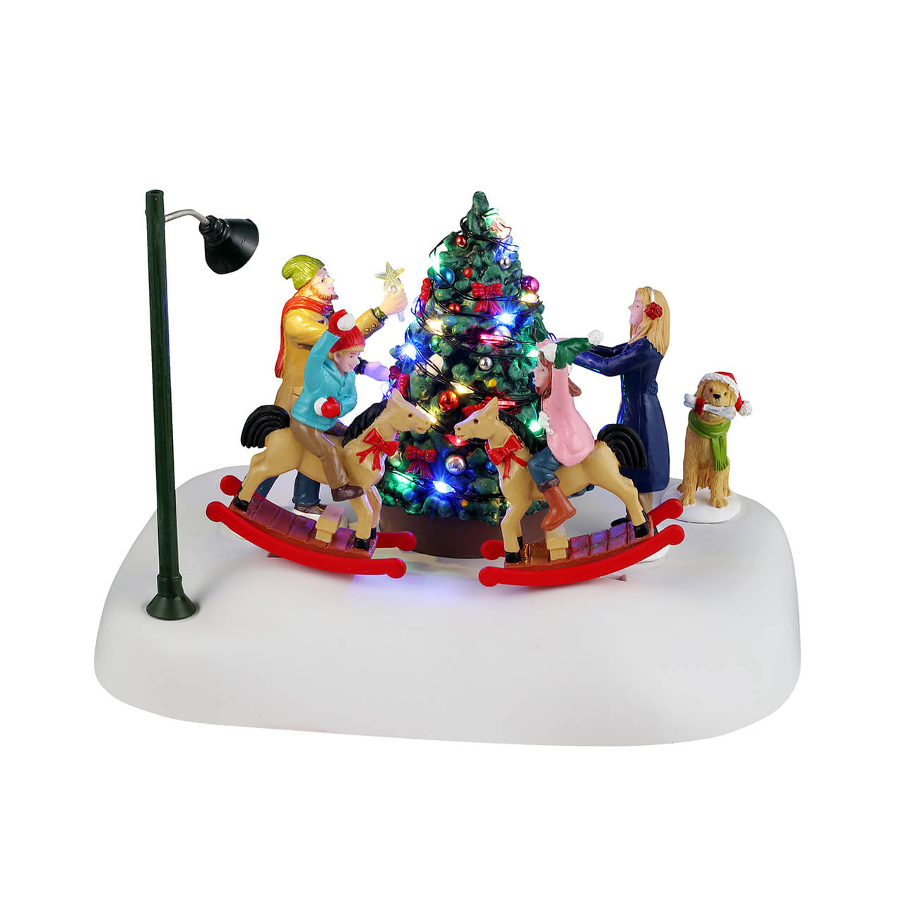 Famiglia con Albero Lemax Rockin Around Christmas Tree: scena animata con genitori, bambini su cavalli dondolo e albero illuminato per Villaggio Lemax natalizio. | Dematteis.it