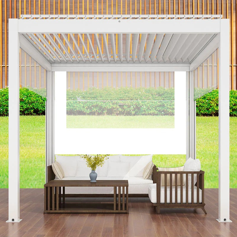 Chiusura motorizzata in PVC trasparente con bordi bianchi per pergola bioclimatica 6 metri, struttura in alluminio bianco con motore integrato. | Dematteis.it