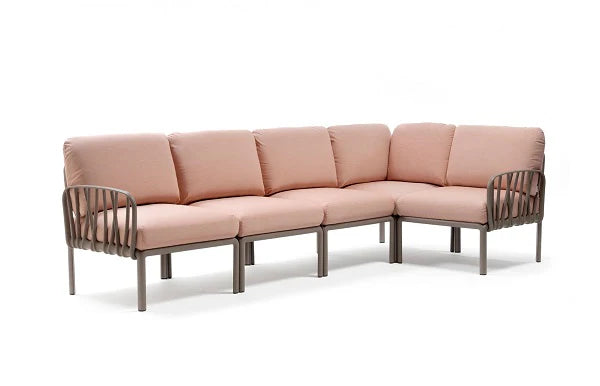 Komodo Nardi divano modulare 5 posti in colorazione tortora rosa quarzo, configurazione completa con schienali e braccioli. Arredi da giardino Made in Italy con cuscini inclusi. | Dematteis.it