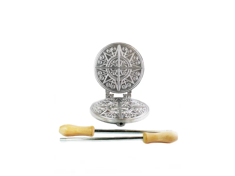 Ferro Ferratelle 2095100: Accessorio da cucina in ferro battuto per la preparazione di tradizionali dolci abruzzesi a forma di ferratelle con elegante disegno decorativo. | Dematteis.it