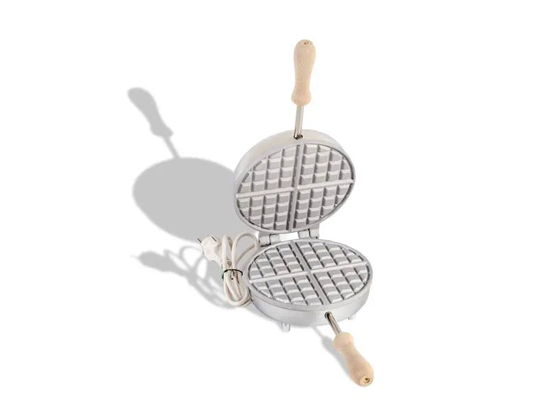 Ferro Ferratelle 8060200: Accessorio da cucina in ferro battuto per preparare le tradizionali ferratelle abruzzesi, con design a motivi decorativi e manici in legno per una presa sicura. | Dematteis.it