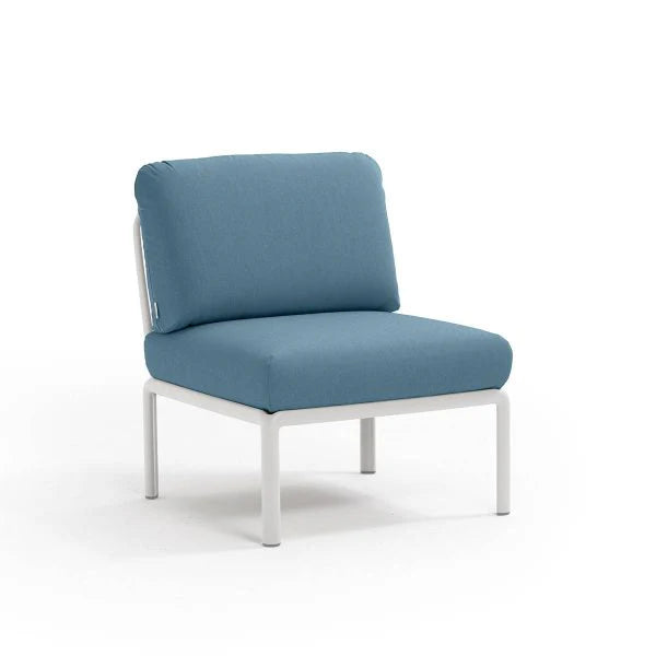 Elemento centrale Komodo Nardi in bianco adriatic sunbrella con cuscini ergonomici, parte della collezione di sedute modulari per esterno. Materiali resistenti e design versatile. | Dematteis.it