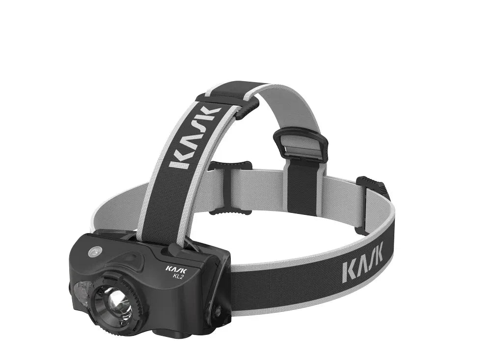 Lampada frontale Kask KL-2 montata su casco protettivo, con sistema di messa a fuoco avanzata e illuminazione LED multicolore. Accessorio essenziale per professionisti e sportivi che necessitano di visibilità ottimale. | Dematteis.it