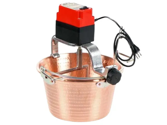 Paiolo polenta induzione 9 lt: Paiolo in rame martellato da 9 litri, con motore elettrico e mescolatore automatico, per una polenta perfettamente cremosa. | Dematteis.it