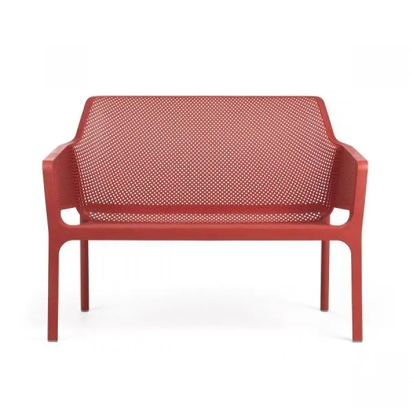 Panchina Nardi Net Bench corallo, vista completa. Arredo da esterno con pattern geometrico e design italiano contemporaneo. | Dematteis.it