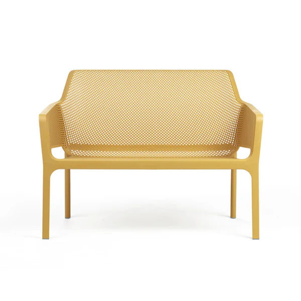Panchina Nardi Net Bench senape con caratteristico motivo a fori quadrati, realizzata in polipropilene fiberglass. Design italiano per esterni con linee pulite e moderne. | Dematteis.it