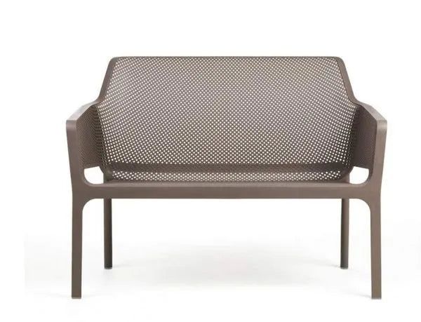 Panchina Nardi Net Bench in colore tortora, design minimal con schienale traforato. Seduta outdoor versatile per ogni ambiente esterno. | Dematteis.it