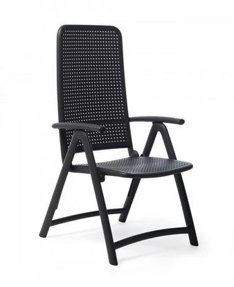 Poltrona Nardi Darsena antracite con schienale alto regolabile, struttura in resina fiberglass e motivo a pois forati. Sedia Nardi elegante e confortevole per l'arredo outdoor. | Dematteis.it