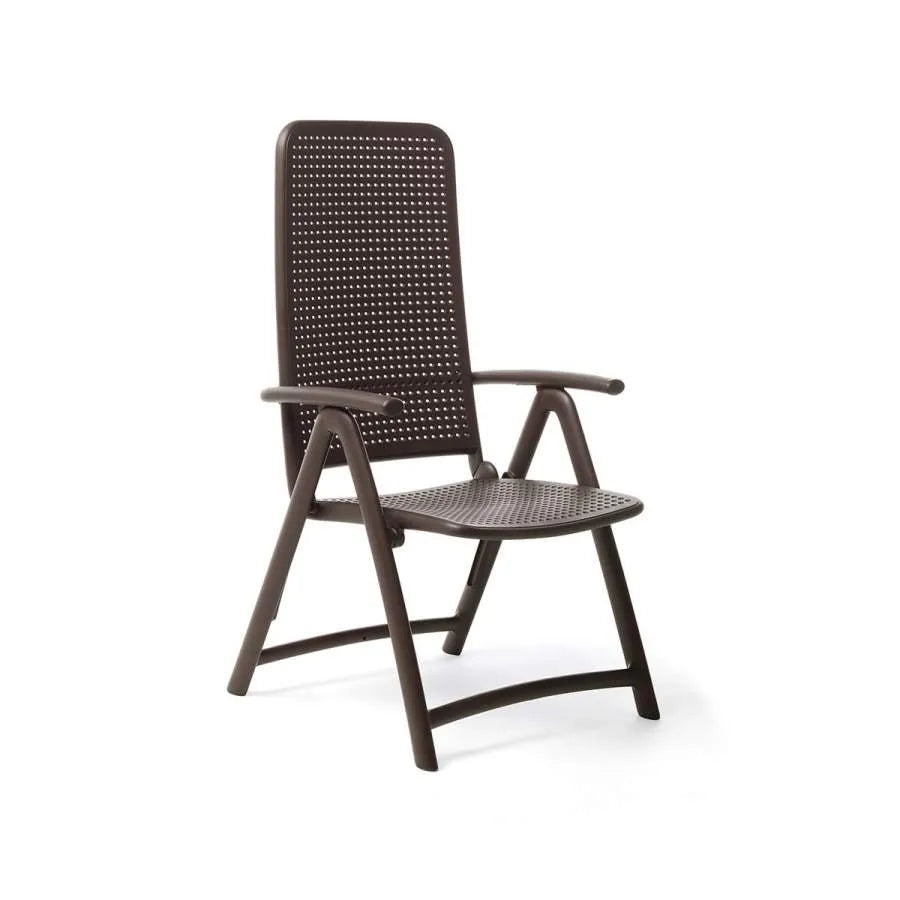 Sedia Nardi Darsena caffè con struttura richiudibile e schienale ergonomico regolabile. Poltrona outdoor in resina fiberglass trattata anti-UV con elegante finitura opaca. | Dematteis.it