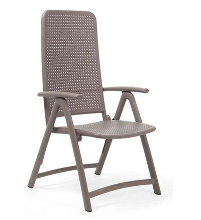 Poltrona Nardi Darsena tortora dal design raffinato con schienale alto regolabile e motivo a pois forati. Sedia Nardi ideale per arredare spazi esterni. | Dematteis.it