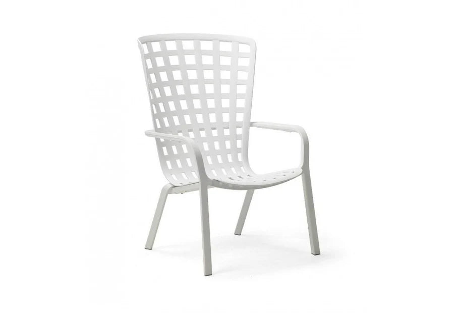 Poltrona Nardi Folio bianco con schienale traforato a motivi quadri, seduta avvolgente e struttura reclinabile in resina fiberglass. Design moderno per arredo outdoor made in Italy. | Dematteis.it