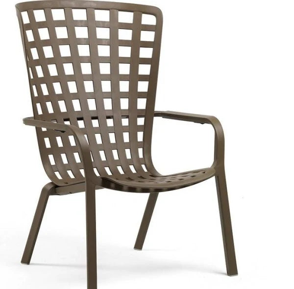 Poltrona Nardi Folio in caldo colore tabacco, seduta outdoor con schienale traforato a motivi quadri. Sedia Nardi reclinabile dal design accogliente per arredo esterno made in Italy. | Dematteis.it