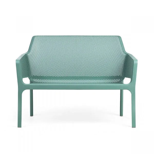 Panchina Nardi Net Bench in tonalità salice, design moderno con motivo traforato geometrico. Seduta outdoor a due posti dal carattere contemporaneo. | Dematteis.it