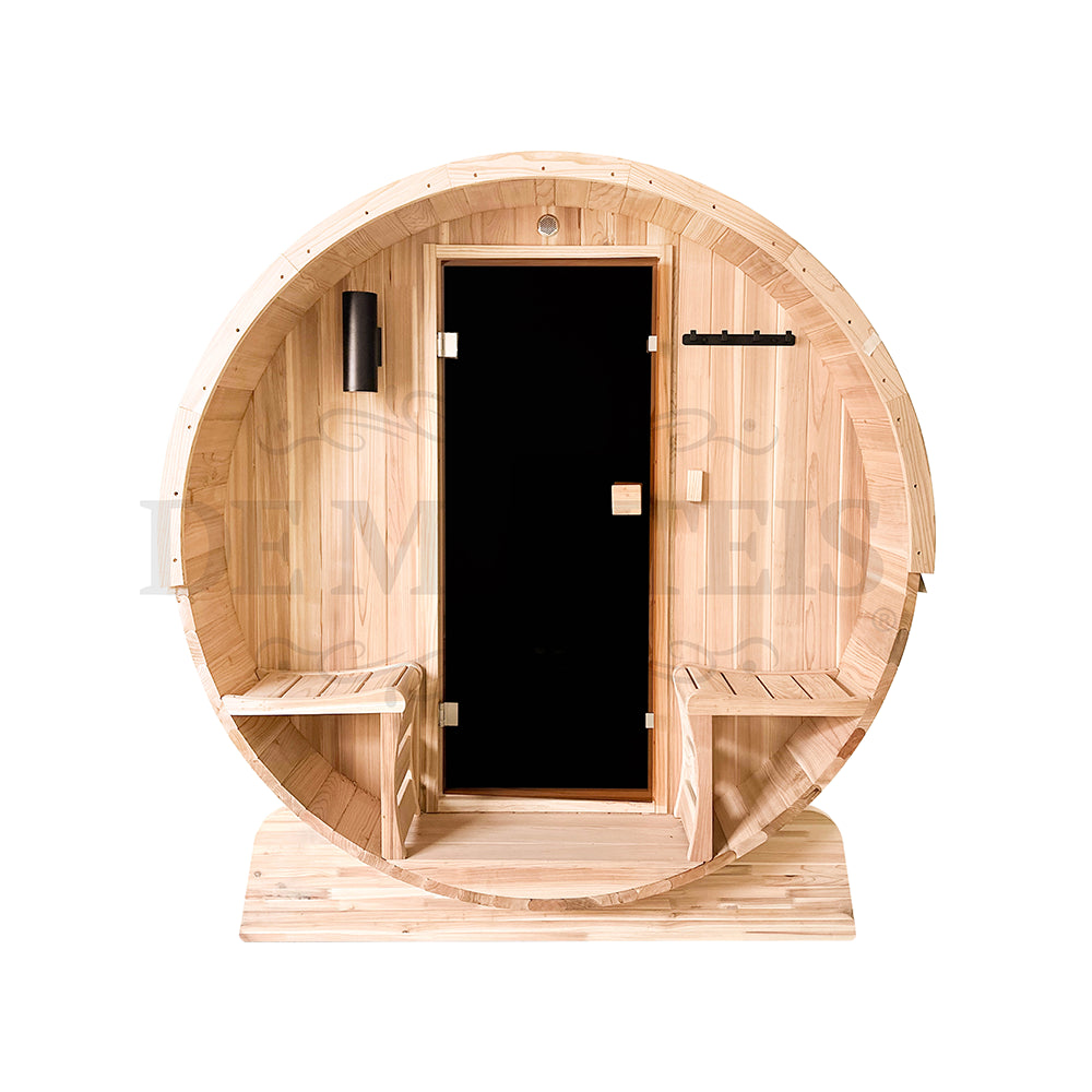 Sauna a botte da esterno in legno di cedro rosso con capacità fino a 4 persone, dotata di porta in vetro e sedute esterne. Design a botte elegante e funzionale per il massimo relax. | Dematteis.it