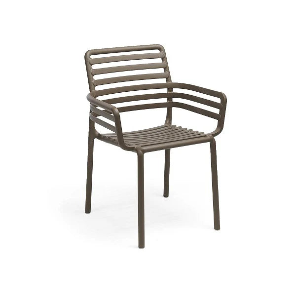 Sedia Nardi Doga armchair tabacco, raffinata seduta outdoor con braccioli in polipropilene fiberglass. Design italiano contemporaneo con finitura opaca, perfetta per spazi esterni eleganti. | Dematteis.it