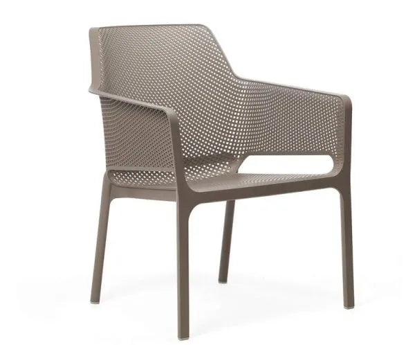 Sedia Nardi Net Relax in colore tortora: vista d'insieme della poltrona outdoor con caratteristica texture traforata e design Made in Italy. | Dematteis.it
