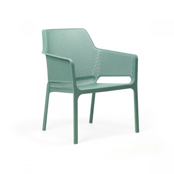 Sedia Nardi Net Relax verde salice: poltrona da esterni con struttura traforata, realizzata in resina fiberglass resistente, design italiano contemporaneo. | Dematteis.it