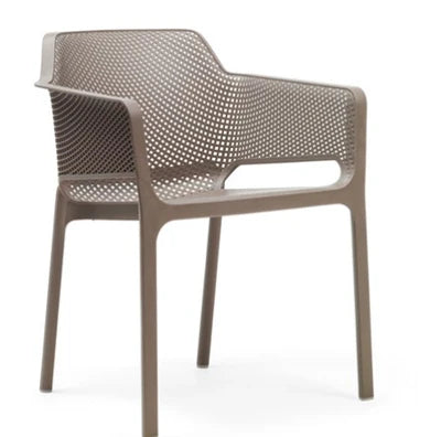 Elegante sedia Nardi Net color tortora con design traforato contemporaneo, struttura robusta e comoda per arredare con gusto ogni ambiente. Dematteis.it
