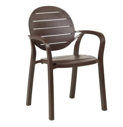 Sedia Nardi Palma caffè con braccioli, struttura in polipropilene fiberglass anti-UV. Design italiano con ampie doghe sulla seduta e schienale, impilabile e resistente agli agenti atmosferici. | Dematteis.it