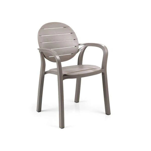 Sedia Nardi Palma nella raffinata tonalità tortora, realizzata in polipropilene fiberglass. Design contemporaneo con braccioli integrati e schienale ergonomico, ideale per l'arredo outdoor. | Dematteis.it