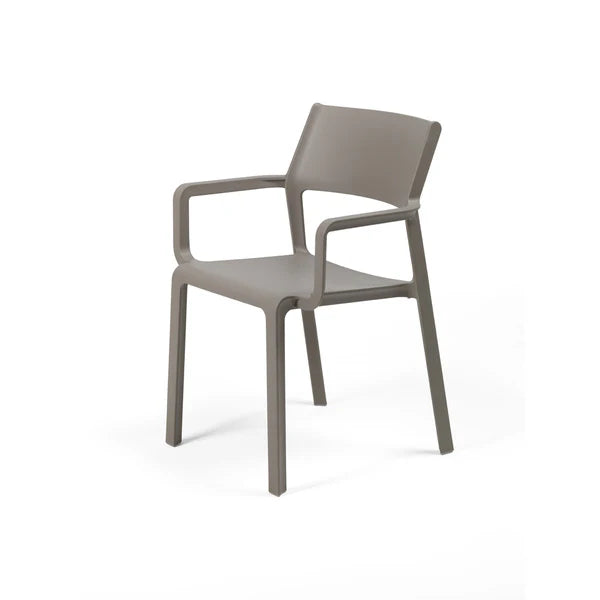 Sedia Nardi Trill armchair in colore tortora: design versatile e raffinato per una seduta outdoor che si integra armoniosamente in ogni ambiente esterno. | Dematteis.it