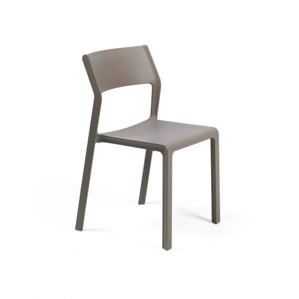 Sedia Nardi Trill bistrot tortora: seduta elegante in resina fiberglass, design italiano sofisticato con finitura opaca per una versatilità senza compromessi. | Dematteis.it