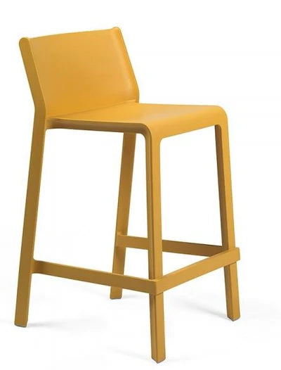 Sgabello Nardi Mini Trill nella sfumatura tabacco visualizzato in prospettiva, struttura monoblocco in polipropilene fiberglass con finitura opaca, arredo indoor. | Dematteis.it