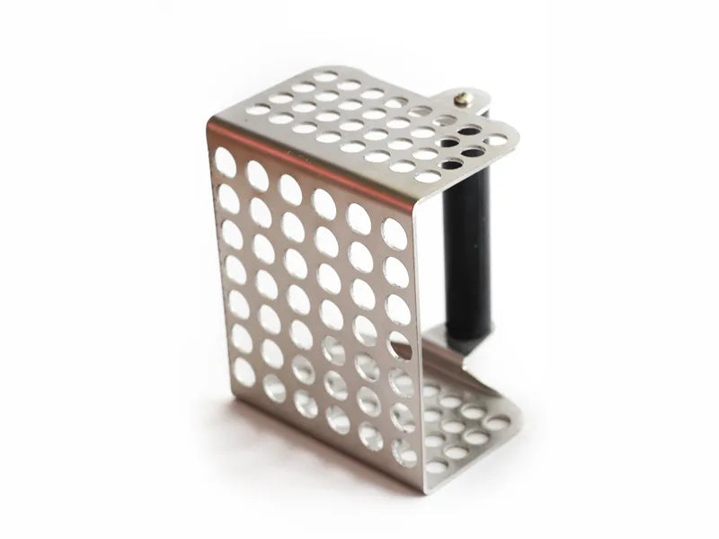 Sprish fori grandi CBE Elettrodomestici fotografato in orizzontale accanto a una ciotola di polpette, che mostra la versatilità dell'utensile con le sue superfici forate multiple. | Dematteis.it