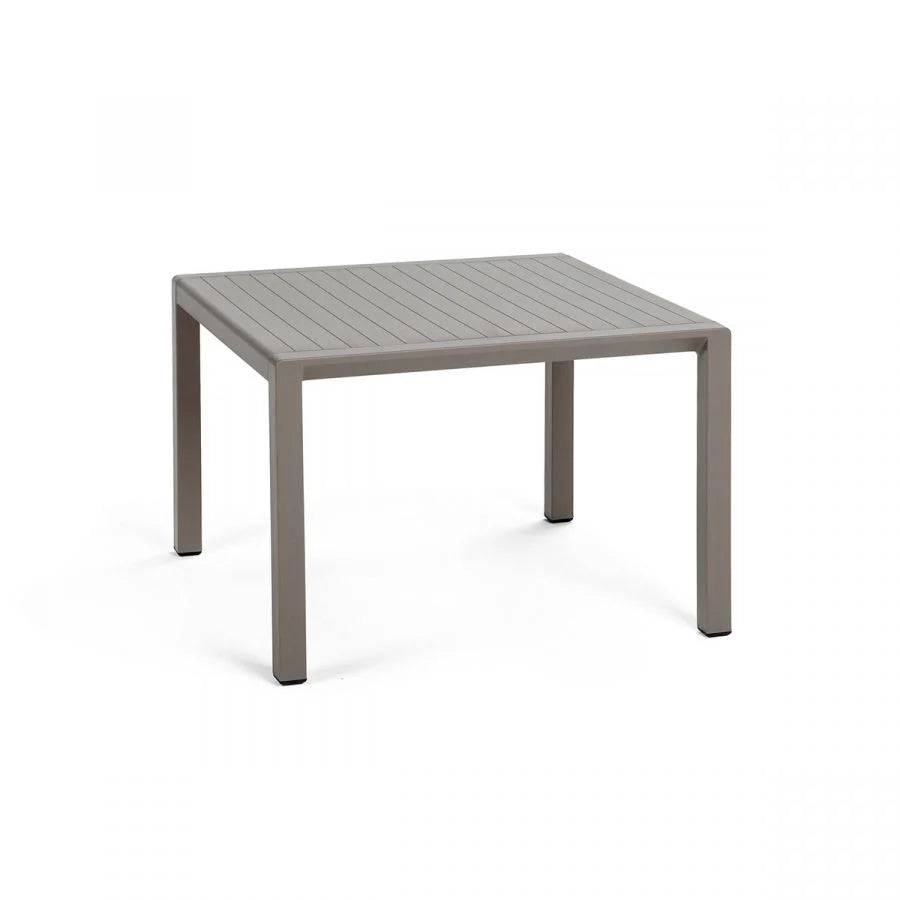 Tavolino Nardi Aria 60 tortora con piano quadrato 60x60 cm in DurelTop, altezza regolabile 40/76,5 cm, struttura centrale a tre razze e finitura opaca per arredo outdoor. | Dematteis.it
