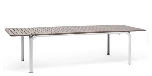Tavolo Nardi Alloro 210 tortora mostrato in versione estesa da 280 cm, con dettaglio della finitura opaca del piano dogato e delle gambe in alluminio verniciato a polvere. | Dematteis.it