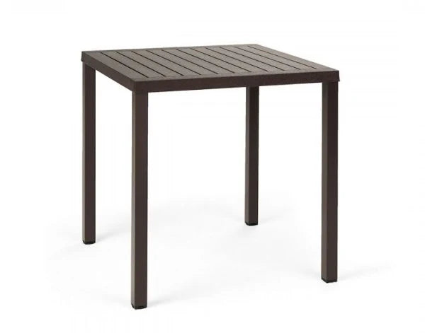 Tavolo Nardi Cube 70 in finitura caffè opaca, piano resistente agli agenti atmosferici e gambe quadrate in alluminio, ideale per giardini e terrazze, impilabile. | Dematteis.it