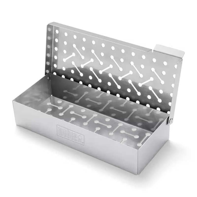 Weber affumicatoio universale inox in acciaio inossidabile di alta qualità, accessorio versatile per barbecue a gas e carbone che permette di aggiungere deliziosi aromi affumicati alle tue grigliate. | Dematteis.it