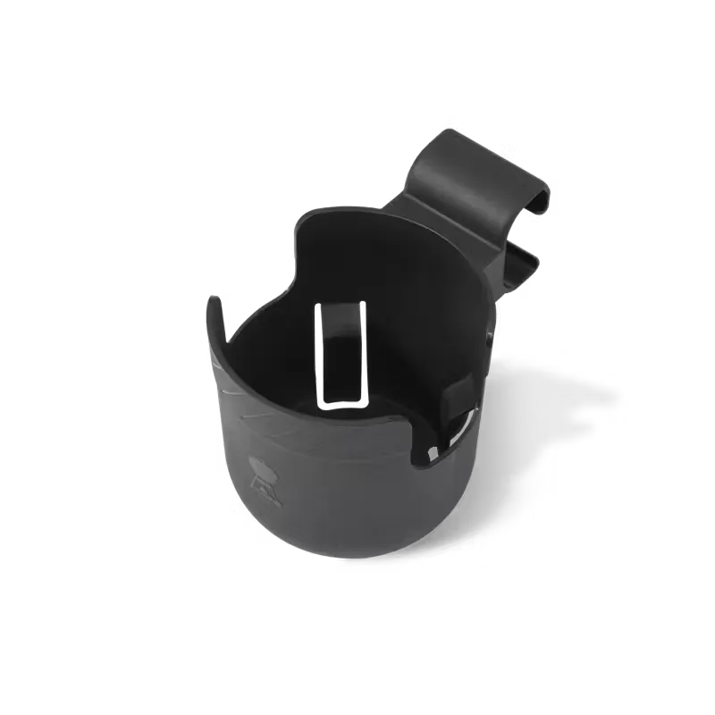 Weber portabottiglie Works agganciato alla guida del barbecue, che sostiene una bevanda mentre il grill master cucina, mantenendo libero il tavolo laterale per la preparazione dei cibi. | Dematteis.it