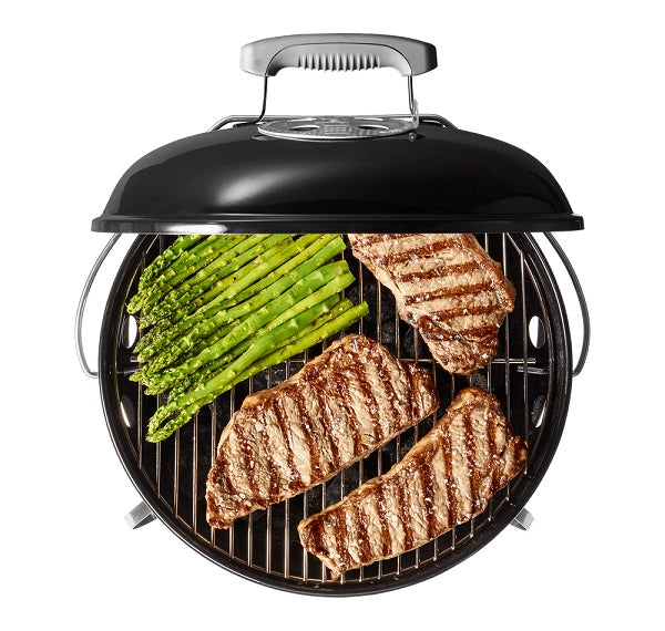 Weber, Barbecue Smokey Joe Blu a carbone portatile con coperchio nero smaltato, griglia cromata e manico termoisolante, mostrato con bistecche e asparagi grigliati - DeMatteis.it