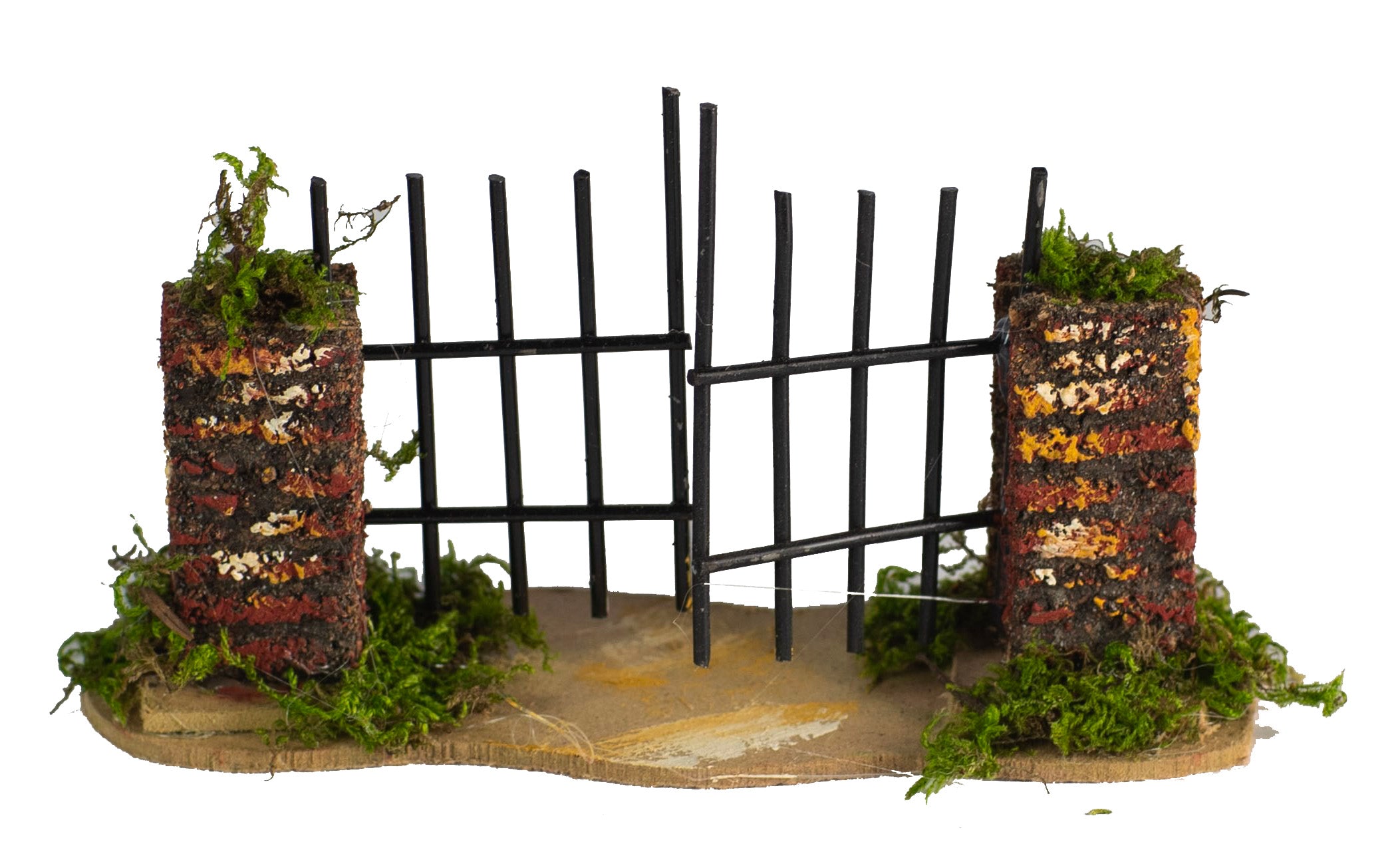 Cancello Ferro Per Presepe 15 x 4 x 9 cm accessorio scenografico con pilastri in muratura e base muschiata - DeMatteis.it
