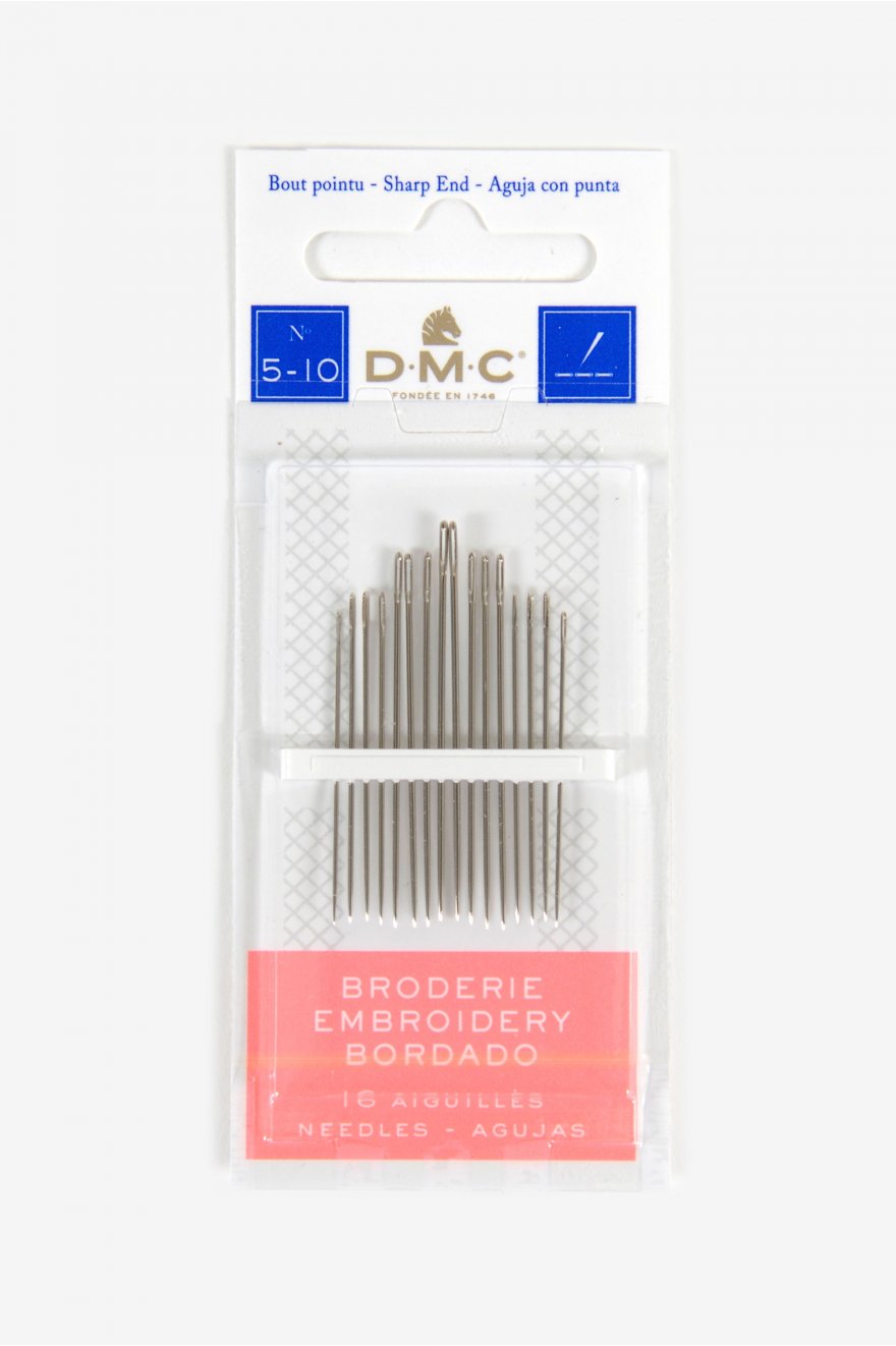 Aghi Dmc Da Ricamo Misura 5-10: Insieme di aghi da ricamo di diverse misure, ideali per lavorazioni su tessuti delicati. | Dematteis.it