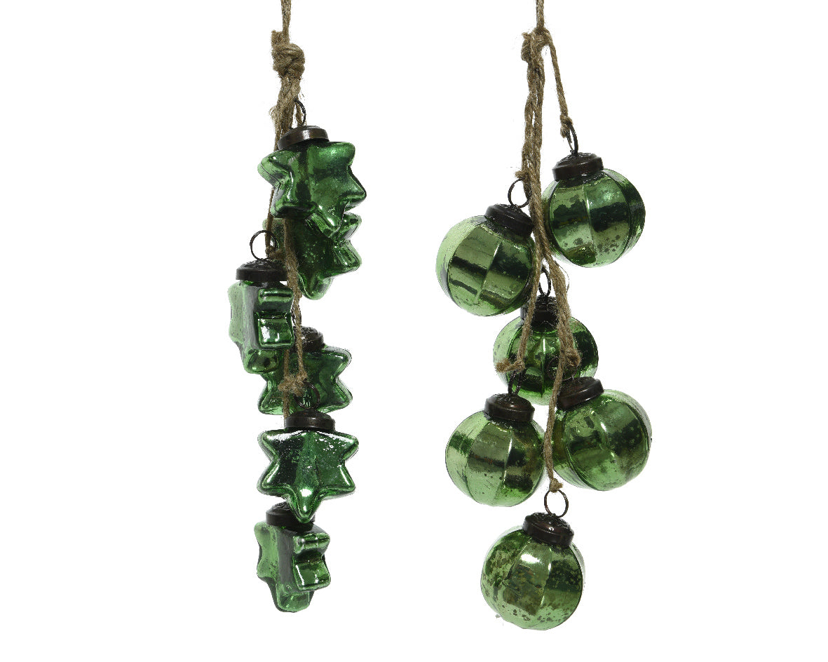 Pendente Pine Green decorativo natalizio 10x46 cm con palline e stelle in vetro su corda di iuta - DeMatteis.it