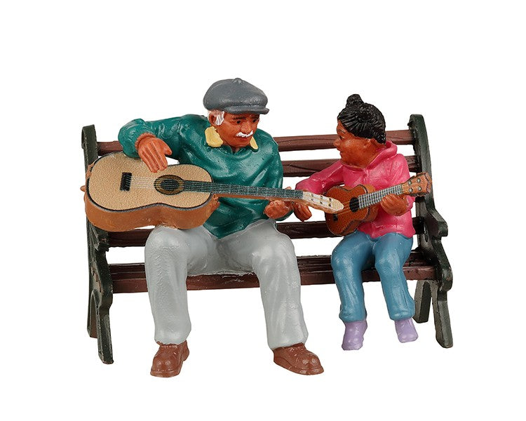 The Music Lesson Lemax figurina decorativa per villaggio natalizio con musicisti su panchina - DeMatteis.it