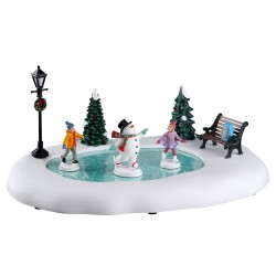 Frosty Goes Ice Skating Lemax decorazione natalizia animata per villaggio natalizio con pista di pattinaggio - DeMatteis.it