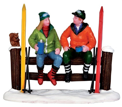 Cross-Country Coffee Break Lemax figurina decorativa natalizia con sciatori per villaggio di Natale - DeMatteis.it