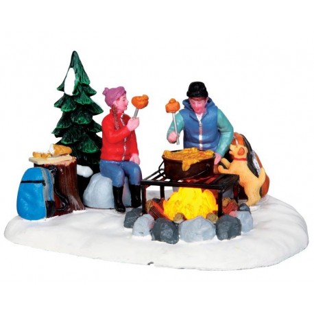 Campfire Fondue Lemax scena natalizia decorativa con personaggi intorno al falò per villaggio di Natale - DeMatteis.it