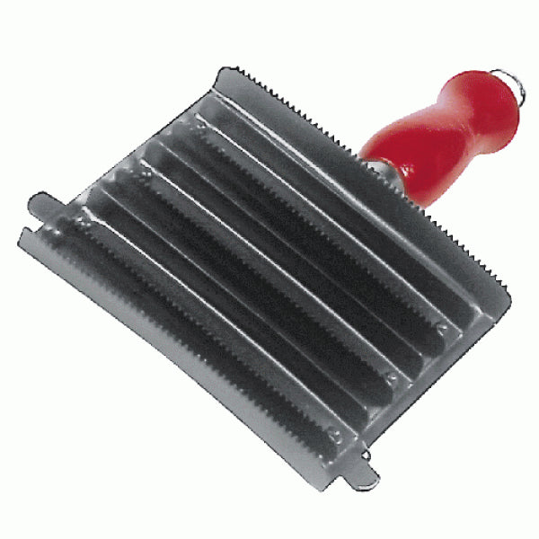 Vista frontale di attrezzo per grooming equino con lame metalliche dentellate e impugnatura rossa ergonomica per la pulizia del manto.