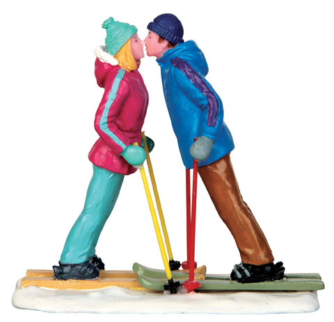 First Ski Date Lemax figurina decorativa natalizia per villaggio di Natale con coppia di sciatori - DeMatteis.it