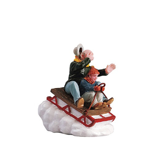 Sledding With Gramps Lemax figurina decorativa natalizia con nonno e bambino su slitta per villaggio di Natale - DeMatteis.it