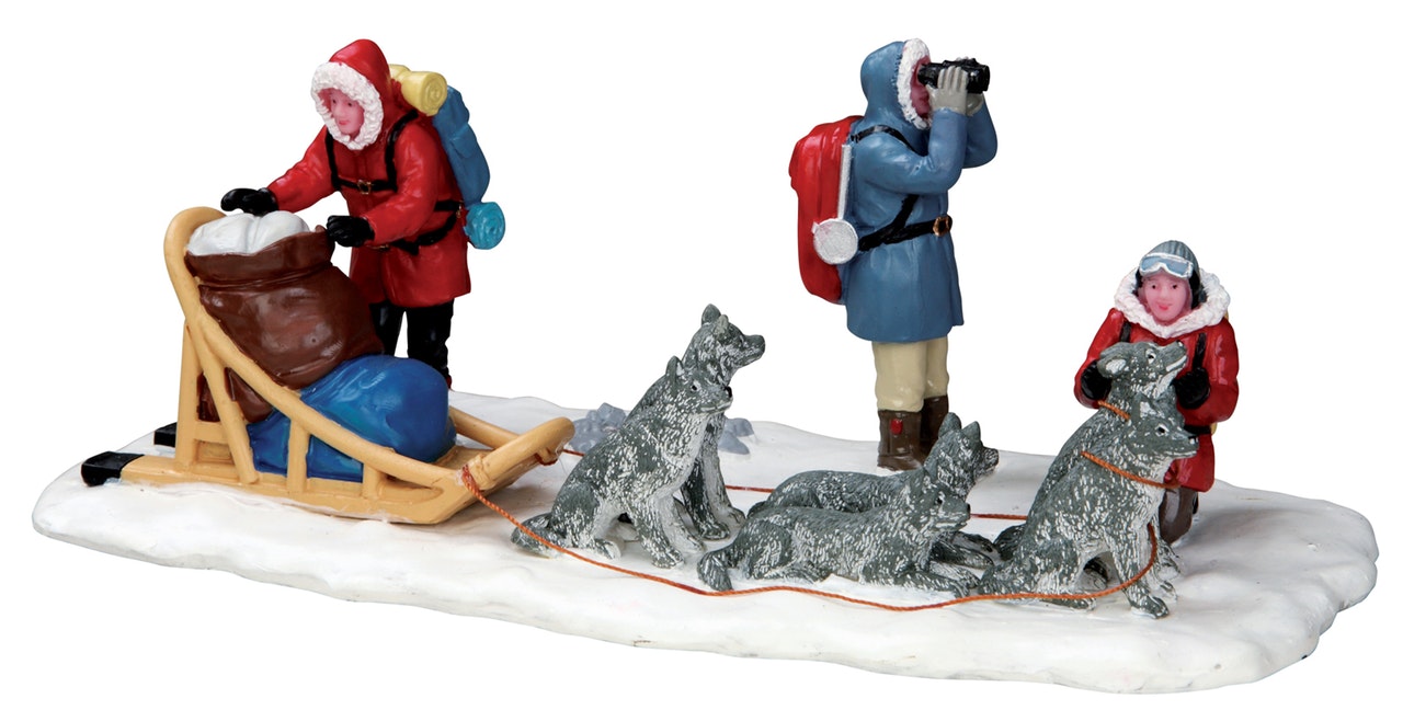 North Pole Or Bust Lemax set decorativo natalizio con esploratori artici e cani da slitta per villaggio di Natale - DeMatteis.it