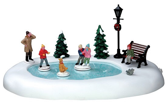 Silly Situation Lemax accessorio decorativo per villaggio natalizio con personaggi e laghetto - DeMatteis.it