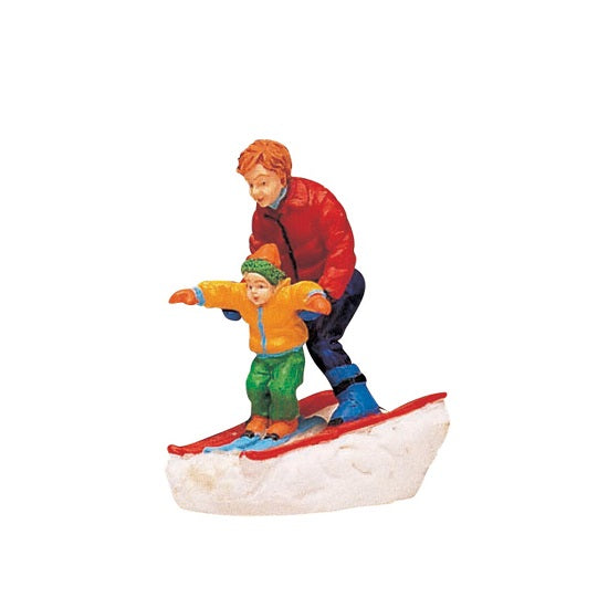 Father & Son Skiing Lemax figurina decorativa per villaggio natalizio con padre e bambino sugli sci - DeMatteis.it