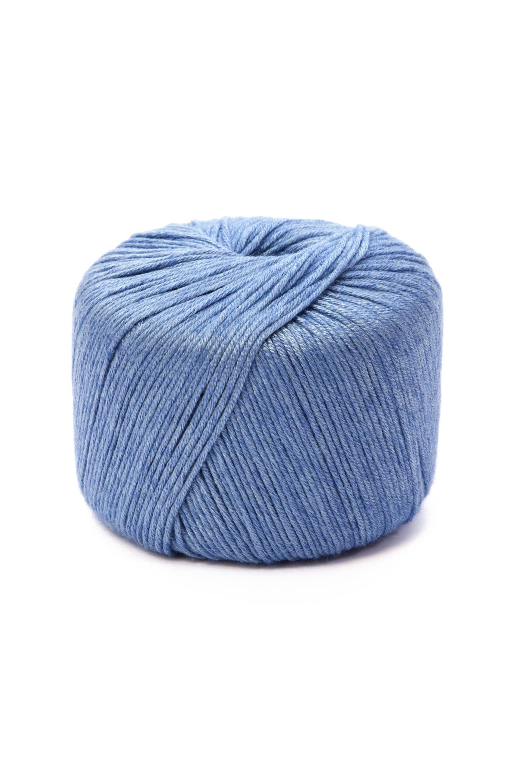 Lana Dmc Angel Colore 090: Morbida lana color argento con riflessi cangianti, ideale per realizzare capi d'abbigliamento e accessori dall'aspetto delicato e luminoso. | Dematteis.it